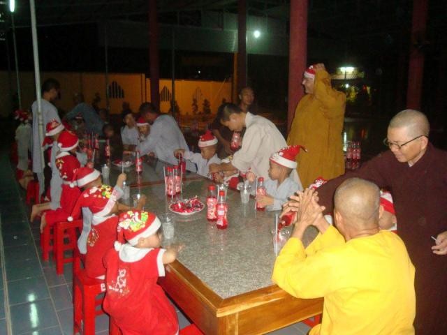 Noel trong... chùa: Đáng lo! ảnh 1 Anh 2 - Tinh xa Buu Son don Noel.jpg
