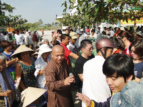 Sóc Trăng: Chùa Phật Học tặng quà đến dân nghèo ảnh 1 đại đức Thích Huệ Nghiêm phát quà cho dân nghèo.jpg
