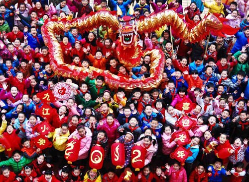Các công nhân đang lắp đặt đèn lồng khổng lồ hình con rồng trên một hồ nước để chào đón năm mới Âm lịch ở Suining, tỉnh Tứ Xuyên. Năm mới cổ truyền ở Trung Quốc sẽ bắt đầu từ ngày 23/1 Dương lịch. Những người đàn ông Trung Quốc múa rồng trên một hồ nước đóng băng chào đón năm mới ở Shenyang, tỉnh Liêu Ninh ngày 1/1/2012. Thợ lặn múa rồng trong một sự kiện chào đón năm mới Âm lịch ở trong một bể cá tại Bắc Kinh ngày 5/1/2012. Công nhân trang trí một bức tượng hình con rồng để chuẩn bị cho một sự kiện chào đón năm mới cổ truyền ở Ôn Châu, Chiết Giang ngày 9/1. Một công nhân xịt sơn cho bộ phận của chiếc đèn lồng hình người, để chuẩn bị cho một sự kiện chào đón năm mới ở Suining, Tứ Xuyên. Công nhân đang lắp đặt một đèn lồng hình rồng ở trên tường ở Nam Kinh. Du khách chụp hình chiếc đèn lồng hình rồng rực sáng trong đêm ở Bắc Kinh ngày 7/1. Người mẫu đội một chiếc mũ làm từ chocolate, tại sự kiện Chocolate Thế giới ở Thượng Hải để chào đón năm mới. Học sinh cầm câu đối, đèn lồng và múa rồng để chào đóng năm mới tại một ngôi trường tiểu học tại Cửu Giang, Giang Tây. Công nhân nhập cư dùng bữa tại một công trường ở Thành Đô, Trung Quốc ngày 9/1. Hơn 1.400 công nhân nhập cư đã tham gia bữa ăn thường niên để chào mừng năm mới. Đèn lồng trang hoàng rực rỡ tại một con phố ở Zibo, Trung Quốc ngày 8/1. Công nhân đang dựng một bức tượng hình Quan Âm trên những chiếc đèn lồng hình rồng ở Tứ Xuyên ngày 7/1. Một giáo viên đang cho các học sinh xem bức tranh hình rồng ở một ngôi trường tiểu học tại tỉnh Sơn Đông ngày 5/1. Người đàn ông giơ bức thư có gắn tem hình rồng tại Huaibei, tỉnh An Huy ngày 5/1. Tem thư được thiết kế có hình rồng này đã gây ra sự chỉ trích của người dân, khi họ cho rằng con rồng này có hình dáng quá hung tợn.