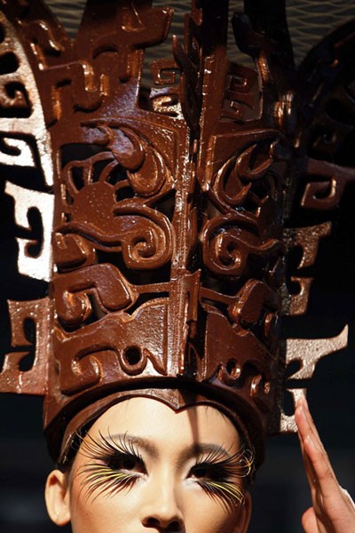 Các công nhân đang lắp đặt đèn lồng khổng lồ hình con rồng trên một hồ nước để chào đón năm mới Âm lịch ở Suining, tỉnh Tứ Xuyên. Năm mới cổ truyền ở Trung Quốc sẽ bắt đầu từ ngày 23/1 Dương lịch. Những người đàn ông Trung Quốc múa rồng trên một hồ nước đóng băng chào đón năm mới ở Shenyang, tỉnh Liêu Ninh ngày 1/1/2012. Thợ lặn múa rồng trong một sự kiện chào đón năm mới Âm lịch ở trong một bể cá tại Bắc Kinh ngày 5/1/2012. Công nhân trang trí một bức tượng hình con rồng để chuẩn bị cho một sự kiện chào đón năm mới cổ truyền ở Ôn Châu, Chiết Giang ngày 9/1. Một công nhân xịt sơn cho bộ phận của chiếc đèn lồng hình người, để chuẩn bị cho một sự kiện chào đón năm mới ở Suining, Tứ Xuyên. Công nhân đang lắp đặt một đèn lồng hình rồng ở trên tường ở Nam Kinh. Du khách chụp hình chiếc đèn lồng hình rồng rực sáng trong đêm ở Bắc Kinh ngày 7/1. Người mẫu đội một chiếc mũ làm từ chocolate, tại sự kiện Chocolate Thế giới ở Thượng Hải để chào đón năm mới. Học sinh cầm câu đối, đèn lồng và múa rồng để chào đóng năm mới tại một ngôi trường tiểu học tại Cửu Giang, Giang Tây. Công nhân nhập cư dùng bữa tại một công trường ở Thành Đô, Trung Quốc ngày 9/1. Hơn 1.400 công nhân nhập cư đã tham gia bữa ăn thường niên để chào mừng năm mới. Đèn lồng trang hoàng rực rỡ tại một con phố ở Zibo, Trung Quốc ngày 8/1. Công nhân đang dựng một bức tượng hình Quan Âm trên những chiếc đèn lồng hình rồng ở Tứ Xuyên ngày 7/1. Một giáo viên đang cho các học sinh xem bức tranh hình rồng ở một ngôi trường tiểu học tại tỉnh Sơn Đông ngày 5/1. Người đàn ông giơ bức thư có gắn tem hình rồng tại Huaibei, tỉnh An Huy ngày 5/1. Tem thư được thiết kế có hình rồng này đã gây ra sự chỉ trích của người dân, khi họ cho rằng con rồng này có hình dáng quá hung tợn.