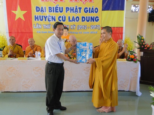 Sóc Trăng: Đại hội PG huyện Cù Lao Dung lần thứ VI ảnh 3 UBMTTQ tỉnh Tặng quà.jpg