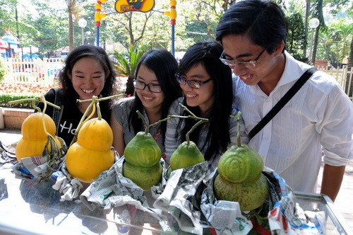 Dưa hấu và bưởi hồ lô được bán tại chợ hoa Tết, Công viên 23-9 - Ảnh: Minh Đức Dưa hấu và bưởi hồ lô được bán tại chợ hoa Tết, Công viên 23-9 - Ảnh: Minh Đức