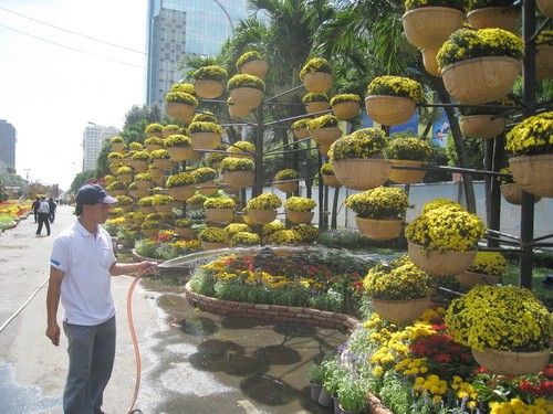 Nhân viên đang tưới hoa