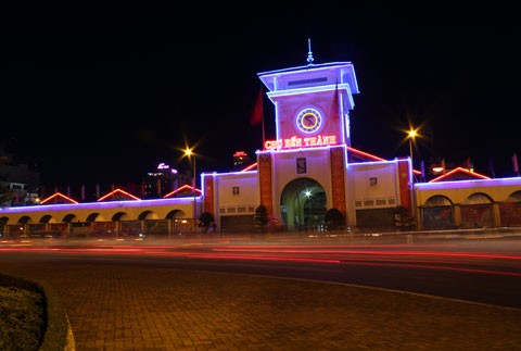 Chợ Bến Thành cũng được trang trí ánh đèn đón Tết Nhâm Thìn 2012. Chợ Bến Thành cũng được trang trí ánh đèn đón Tết Nhâm Thìn 2012.