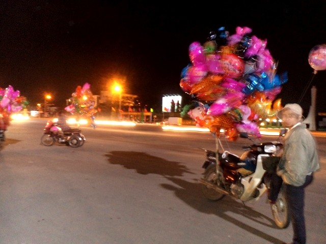 bên ngoài khu h_i, ng__i _àn ông bán bong bóng bay _ang ngóng ch_ ng__i mua.JPG