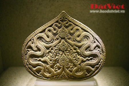 Rồng trang trí trên lá đề có niên đại từ năm 1057, được tìm thấy tại chùa Phật Tích, Tiên Du, Bắc Ninh. Bệ kê chân cột trang trí rồng, sen, vũ công tại chùa Phật Tích thời Lý. Đầu rồng trang trí kiến trúc làm bằng đất nung, niên đại thế kỷ 11 - 13. Gạch khắc hình rồng trang trí trên kiến trúc triều Lý. Gạch lá đề trang trí hình rồng, niên đại khoảng thế kỷ 11 - 14. Gạch đất nung khắc hình rồng trang trí trên kiến trúc thời Lý. Rồng trang trí trên đố cửa của chùa Phật Tích, có từ năm 1057. Rồng trang trí trên gạch thời Lý. Gạch xây tháp trang trí rồng, vũ công làm bằng gốm men thời Lý. Rồng trang trí trên cột đá thời Lý, được tìm thấy ở Hoàng thành Thăng Long. Bệ kê chân cột trang trí "Lưỡng long tranh châu" (cặp rồng chầu ngọc), có niên đại từ thế kỷ 11 - 13, xuất xứ tại chùa Phật Tích, Tiên Du, Bắc Ninh. Rồng trang trí trên lá đề có niên đại từ năm 1057, được tìm thấy tại chùa Phật Tích, Tiên Du, Bắc Ninh. Bệ kê chân cột trang trí rồng, sen, vũ công tại chùa Phật Tích thời Lý. Đầu rồng trang trí kiến trúc làm bằng đất nung, niên đại thế kỷ 11 - 13. Gạch khắc hình rồng trang trí trên kiến trúc triều Lý. Gạch lá đề trang trí hình rồng, niên đại khoảng thế kỷ 11 - 14. Gạch đất nung khắc hình rồng trang trí trên kiến trúc thời Lý. Rồng trang trí trên đố cửa của chùa Phật Tích, có từ năm 1057. Rồng trang trí trên gạch thời Lý. Gạch xây tháp trang trí rồng, vũ công làm bằng gốm men thời Lý. Rồng trang trí trên cột đá thời Lý, được tìm thấy ở Hoàng thành Thăng Long. Bệ kê chân cột trang trí "Lưỡng long tranh châu" (cặp rồng chầu ngọc), có niên đại từ thế kỷ 11 - 13, xuất xứ tại chùa Phật Tích, Tiên Du, Bắc Ninh.