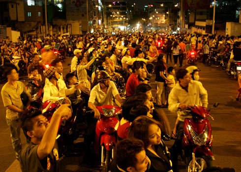 Sau 15 phút, tất cả mọi người đều mãn nhãn và ra về khiến khu vực trung tâm TP HCM kẹt cứng khoảng một giờ.