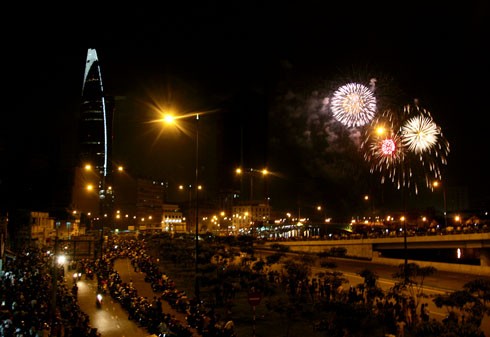 Đúng 12h, pháo hoa rực sáng góc trời phía Đường hầm sông Sài Gòn (hầm Thủ Thiêm, quận 2).