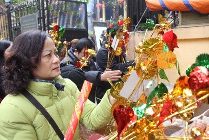 Mong được nhiều lộc, phú quý... Ngày đầu năm, nhiều ngôi chùa ở Thủ đô đã quá tải