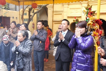 Năm mới ai cũng cầu mong cho gia đình gặp nhiều may mắn. Ngày đầu năm, nhiều ngôi chùa ở Thủ đô đã quá tải