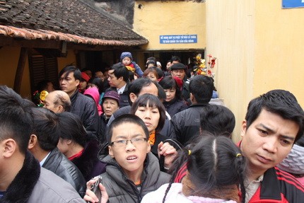 Đến cuối ngày mùng 1 Tết các ngôi chùa khắp Hà Nội vẫn nằm trong tình trạng tắc nghẽn. Ngày đầu năm, nhiều ngôi chùa ở Thủ đô đã quá tải