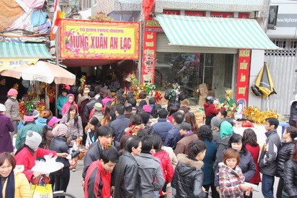 Nhiều ngôi chùa nằm trong tình trạng quá tải. Ngày đầu năm, nhiều ngôi chùa ở Thủ đô đã quá tải
