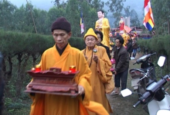 Chủ trì buổi Đại lễ cầu siêu cho 200 bệnh nhân phong bị bom Mỹ giết hại ngày 13-6-1965; 47 năm đã trôi qua, những phần thân thể của họ hiện hòa quyện trong một ngôi mộ tập thể Thượng tọa Thích Định Minh - Phó Ban từ thiện xã hội Phật giáo tỉnh Bà Rịa - Vũng Tàu sát bờ biển. Những người không may mắc bệnh phong, đang được điều trị tại Bệnh viện Phong da liễu Trung ương Quỳnh Lập có mặt đông đủ để góp thêm lời kinh cầu mong cho những người không may thiệt mạng do bom Mỹ sớm được siêu sinh tịnh độ. Chủ trì buổi Đại lễ cầu siêu cho 200 bệnh nhân phong bị bom Mỹ giết hại ngày 13-6-1965; 47 năm đã trôi qua, những phần thân thể của họ hiện hòa quyện trong một ngôi mộ tập thể Thượng tọa Thích Định Minh - Phó Ban từ thiện xã hội Phật giáo tỉnh Bà Rịa - Vũng Tàu sát bờ biển. Những người không may mắc bệnh phong, đang được điều trị tại Bệnh viện Phong da liễu Trung ương Quỳnh Lập có mặt đông đủ để góp thêm lời kinh cầu mong cho những người không may thiệt mạng do bom Mỹ sớm được siêu sinh tịnh độ.