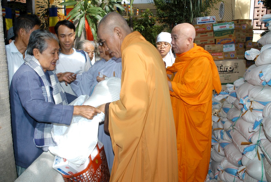 PG quan Go Vap tang qua cho nguoi ngheo.JPG