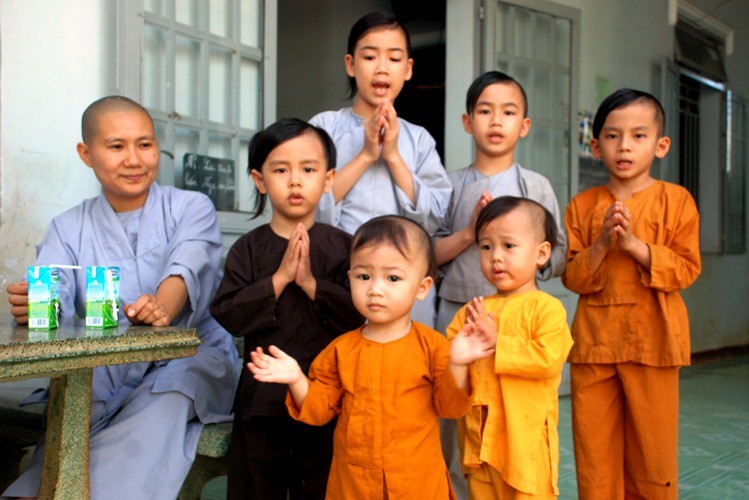 Đi tu nhưng các sư cô luôn thực hiện hạnh từ bi của mẹ Quán Thế Âm (hình chụp Sư cô Thích Nữ Minh Viên, trụ trì chùa Pháp Lạc bên những đứa trẻ mà sư cô đang nuôi dạy) botat 2.jpg