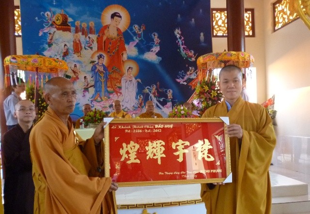 Khánh thành chùa Bảo Huệ ảnh 1 nhận quà.nd.jpg
