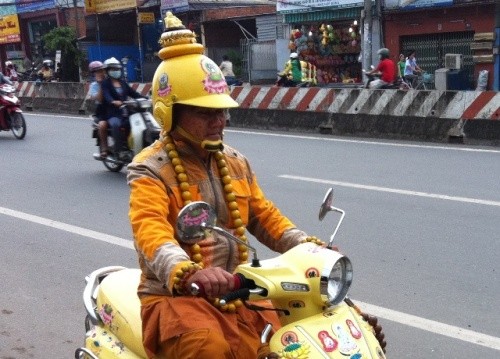 Thực hư chuyện "Sư già “diện” thời trang dạo phố" ảnh 1 Thực hư chuyện "Sư già “diện” thời trang dạo phố" ảnh 1