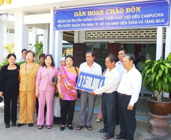 tặng quà.jpg
