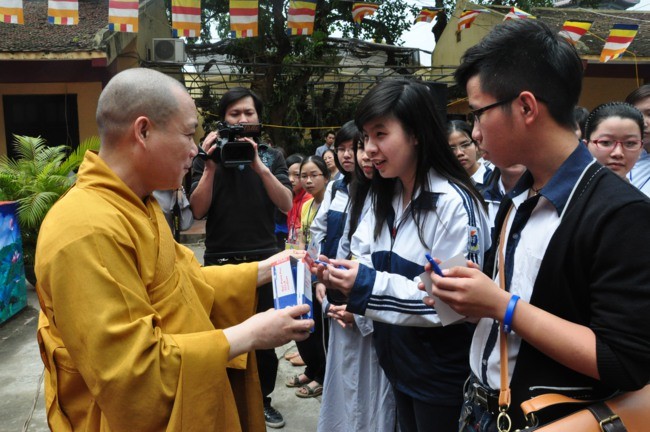 Bạn trẻ đến chùa tư vấn mùa thi ảnh 4 Bạn trẻ đến chùa tư vấn mùa thi ảnh 4
