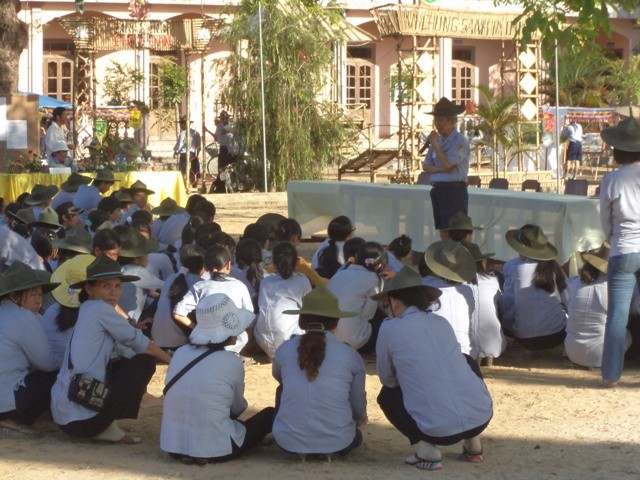 anh huynh tr__ng chia s_ v_i các em _oàn sinh.JPG