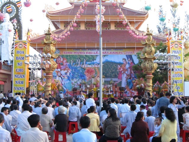 Sóc Trăng hân hoan mừng Phật đản ảnh 1 Ảnh 1. Các tăng ni, phật tử tề tửu về chùa Hương Sơn để dự Đại lễ.jpg