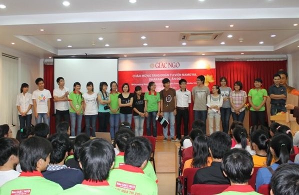 Tình nguyện viên Tiếp sức mùa thi 2012 họp mặt ảnh 3 wwwT93.jpg