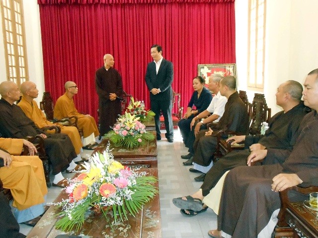 Tân ban trị sự thăm chánh quyền tp1.JPG