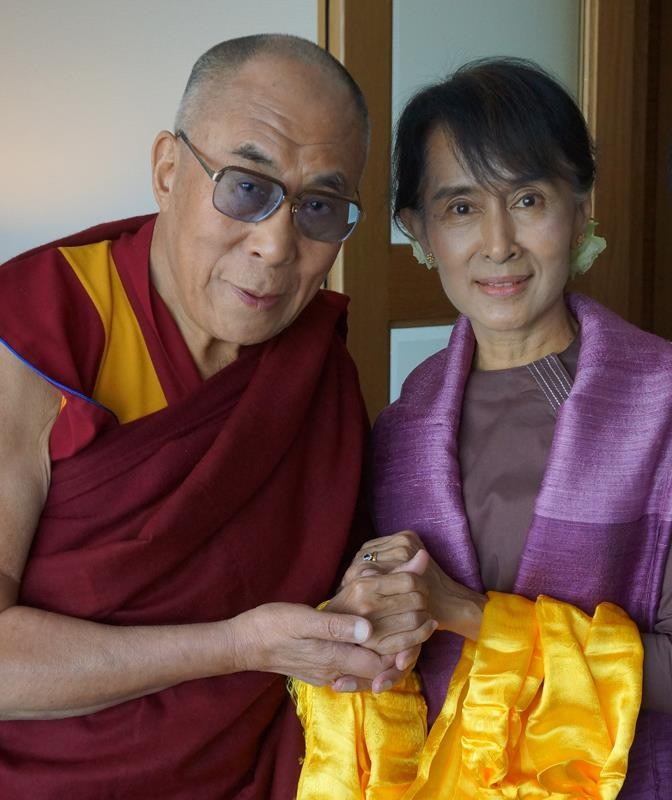 Đức Đạt Lai Lạt Ma gặp gỡ bà Aung San Suu Kyi ảnh 1 lady-monk.jpg