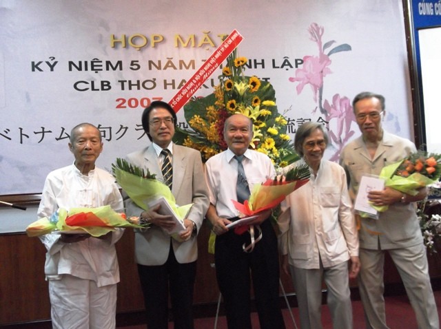 t_ng hoa và quà __n các khách.jpg