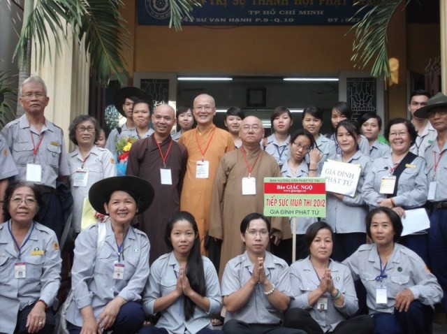 Hơn 500 TNV "tiếp sức mùa thi" tại 3 "mặt trận" ảnh 7 chụp hình lưu niệm với gdpt.jpg