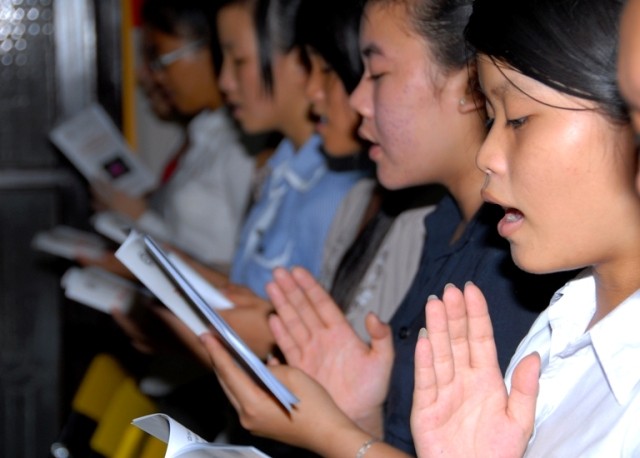 Cầu nguyện mùa thi 201217.JPG