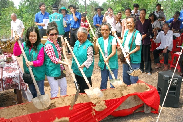 dong tho xay cau.JPG