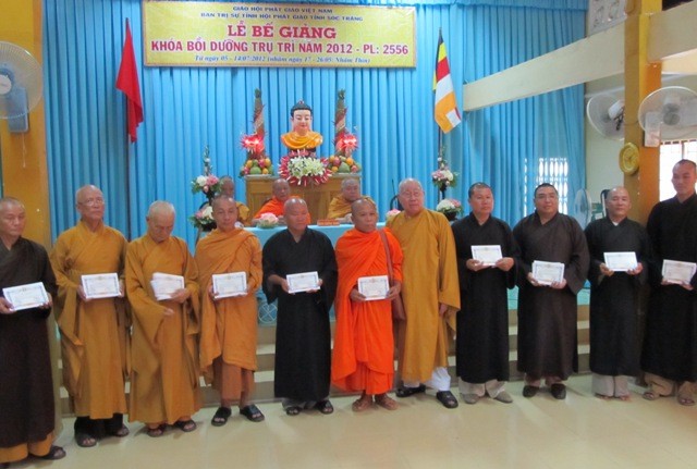 Bế giảng Khóa bồi dưỡng trụ trì tại Sóc Trăng ảnh 1 Ảnh 2. Hòa thượng Thích Thiện Sanh trao giấy chứng nhận cho tăng sinh đạt kết quả.jpg