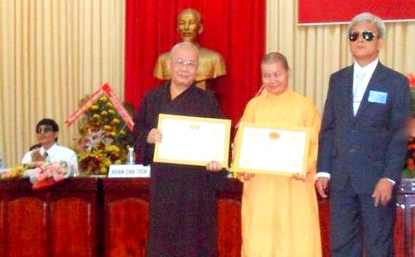 Nhận kỉ niệm chương.JPG