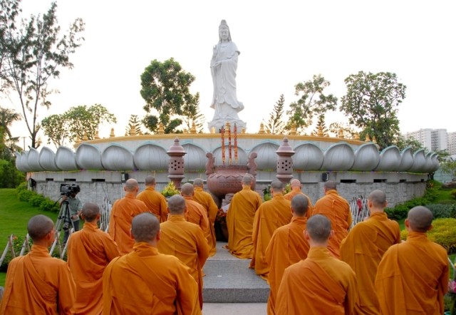 HT Thich Tri Quang trao thuong hoc sinh06.JPG