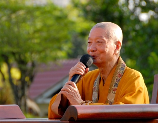 HT Thich Tri Quang trao thuong hoc sinh17.JPG