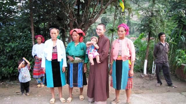 Tăng Ni sinh làm từ thiện trên cao nguyên đá ảnh 2 tu thien Ha Giang3.jpg