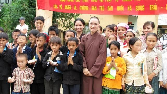 Tăng Ni sinh làm từ thiện trên cao nguyên đá ảnh 5 tu thien Ha Giang9.jpg