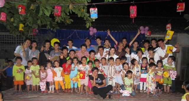 Chùa Vĩnh Phước và Phổ Quang tổ chức Tết Trung thu ảnh 5 cong tieng.jpg