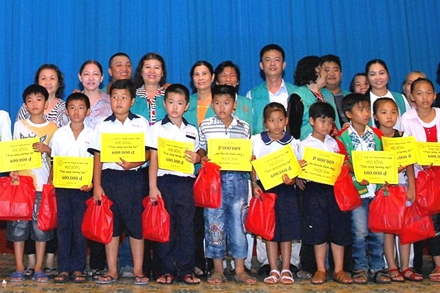 trao hoc bổng.jpg