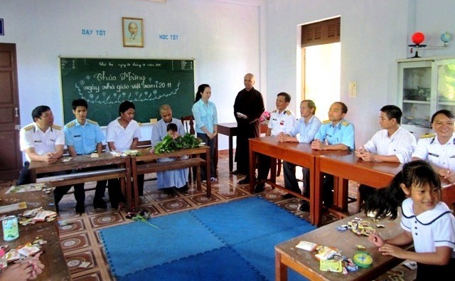 thăm và tặng quà tại lớp học.JPG