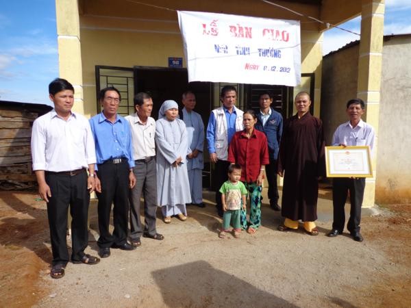 PG huyện Đắk R'lấp tặng nhà tình thương ảnh 1 anh dac Nong.jpg