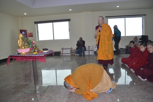 Ni sư Tn. Khiết Minh thực nghiện nghi thức bái tạ Tổ Di Mẫu Ma Ha Ba Xà Ba Đề.JPG