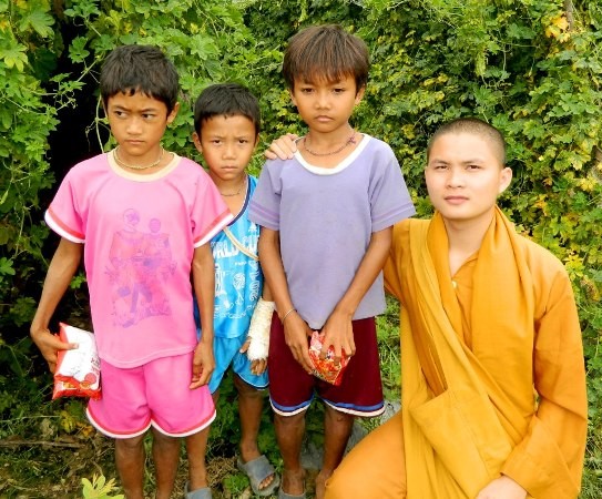 Em đợi nhé, Tết sẽ về… ảnh 1 anh su Giac Minh Luat.jpg