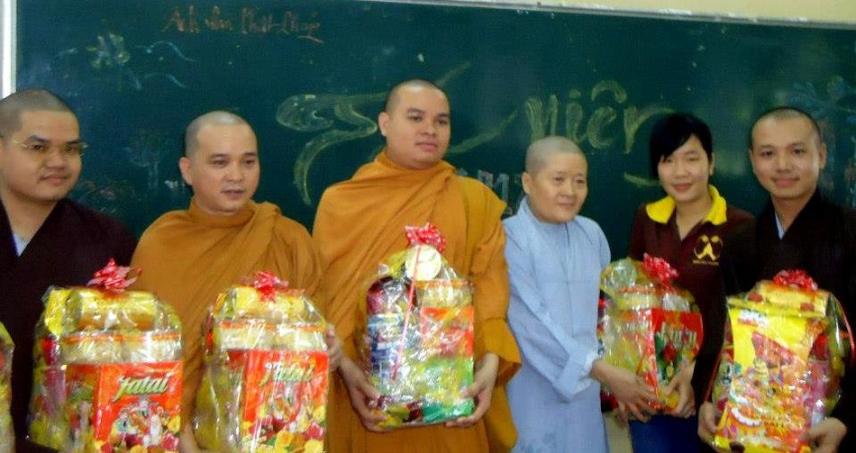 Miền Yêu Thương cúng dường quà Tết ảnh 1 MYT SG.jpg