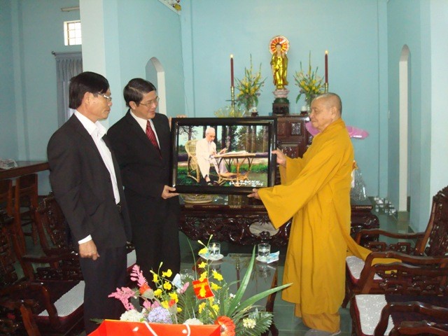 (ng Nguy_n -_c H_i, UV TW -_ng, Bf Th² T_nh _y Qu_ng Nam t_ng qua ch·c m_ng H_a th²_ng Thfch Thi_n DuyOn.jpg