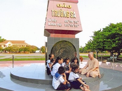 Thầy Thích Giác Nghĩa cùng các em nhỏ trên đảo Trường Sa. Đại đức Thích Giác Nghĩa cùng các em nhỏ trên đảo Trường Sa