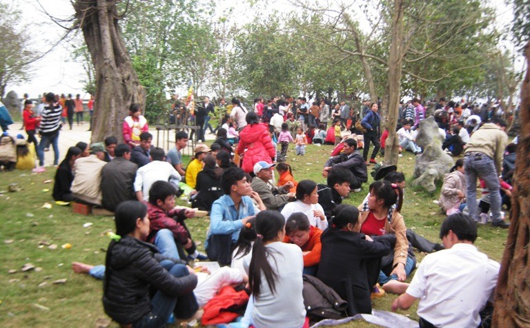 C_du khach met bo pho ngoi la liet.JPG