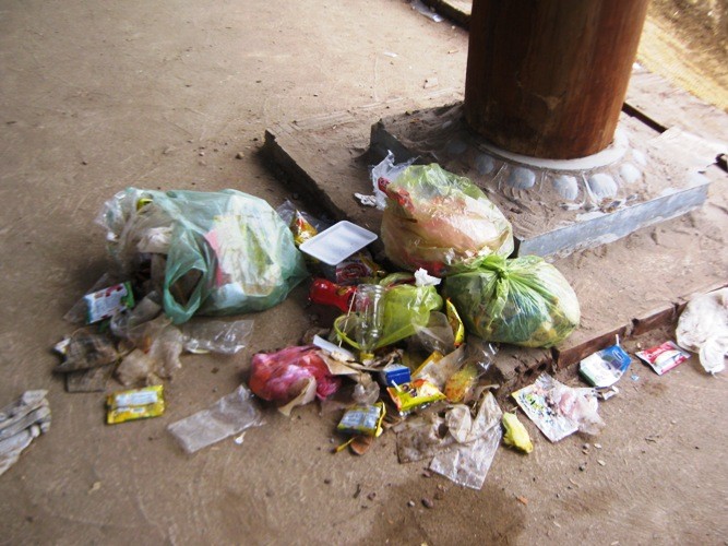 C_rac o hanh lang La han chua bai dinh.JPG