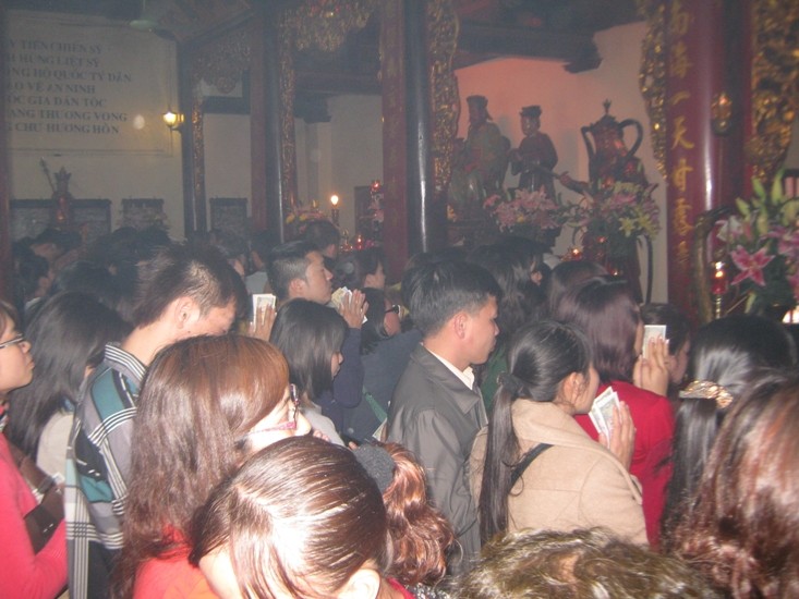 rat dong nguoi vao chua le phat dau nam_ anh chup o chua tran quoc.JPG